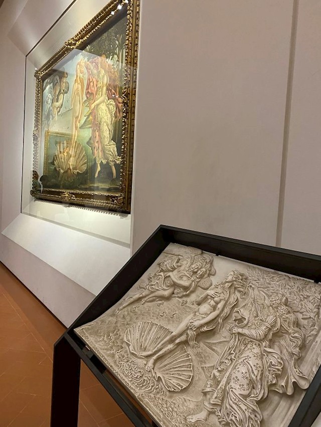 Uffizi galerija u Firenci ima 3D verzije umjetničkih slika pomoću kojih slijepe osobe mogu uživati u njima.