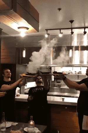 ZAPALILI ATMOSFERU Radnici restorana htjeli su napraviti spektakl, no na jednu stvar nisu računali