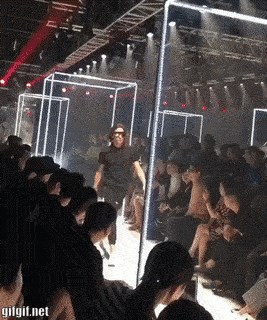 Maneken se umalo razbio na modnoj pisti, nakon toga se odlično snašao i odglumio da je sve ok