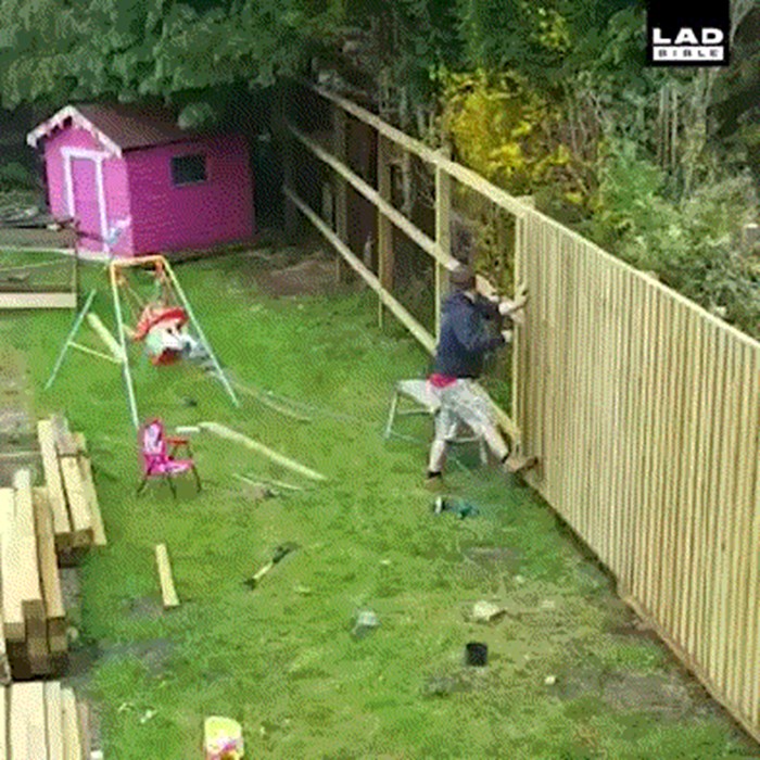 Tata je morao čuvati dijete pa je smislio način kako zabaviti klinku dok obavlja posao u dvorištu