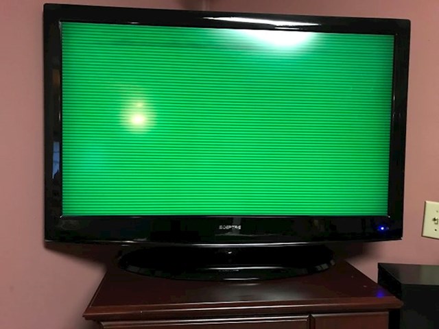 "Prvi dan karantene - televizor nam se pokvario. Krasno."