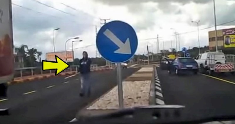 Bijesni mladić je uzeo metalnu šipku i krenuo prema drugom autu, brzo se smirio kad je izašao vozač