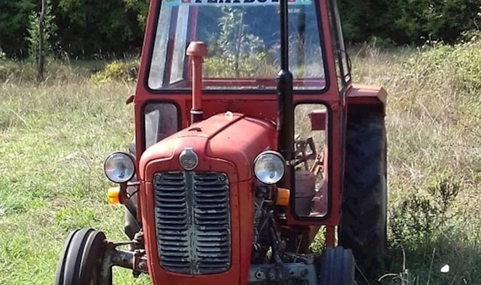 Netko je u Dalmaciji slikao zanimljiv traktor, jedan detalj je nasmijao prolaznika