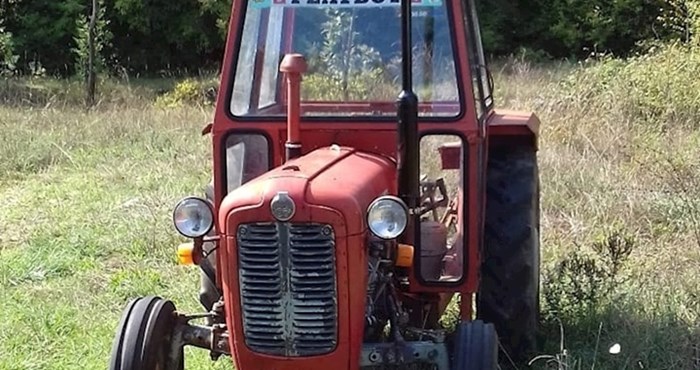 Netko je u Dalmaciji slikao zanimljiv traktor, jedan detalj je nasmijao prolaznika