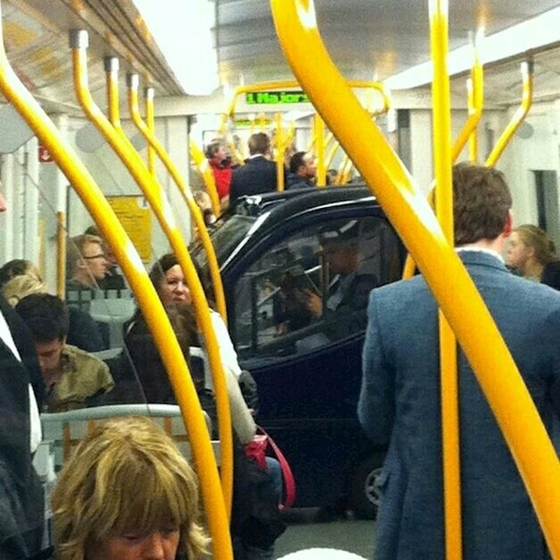 Javni prijevoz očito ne koriste samo pješaci.