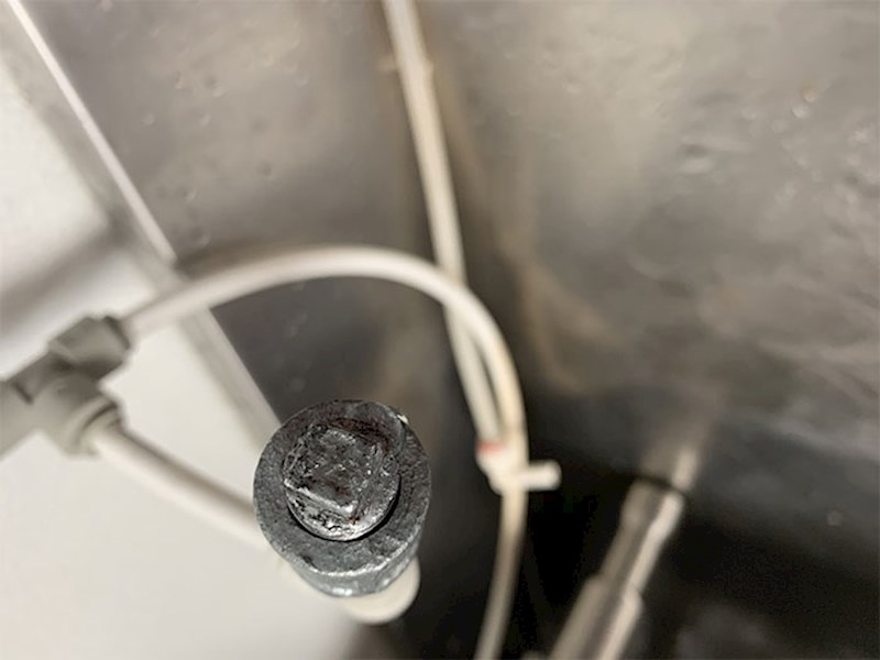 Vidio je da su curenje vode riješili korištenjem toksičnog ljepila.