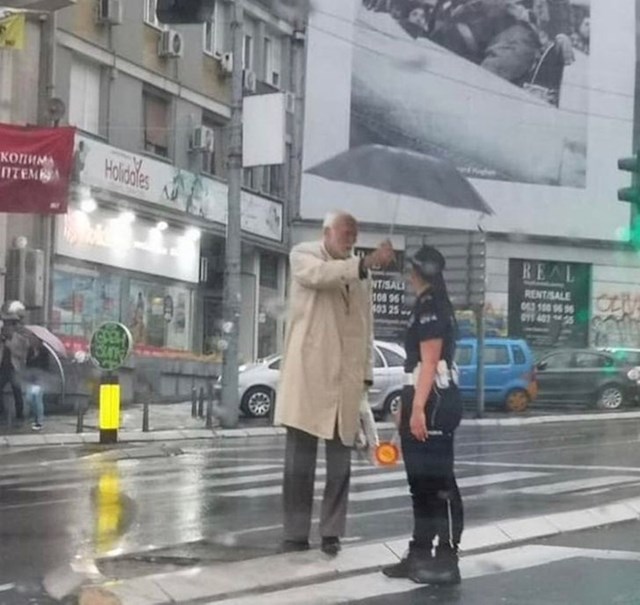 "Ovaj stariji muškarac iz Srbije nije htio da mlada policajka pokisne."