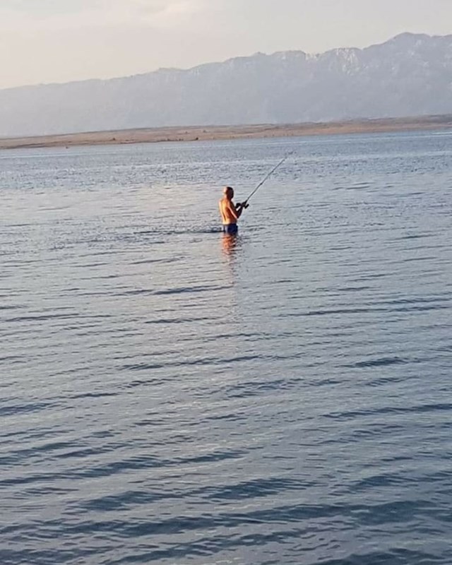 Neko je na plaži slikao čudan prizor, pogledajte što je jedan muškarac radio u moru neko je na plaži slikao čudan prizor, pogledajte što je jedan muškarac radio u moru