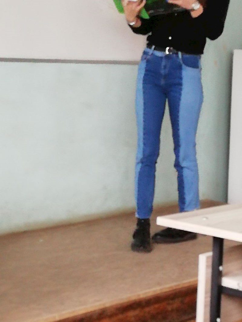 Zbog ovih hlača izgleda kao da se upiškila. 😁