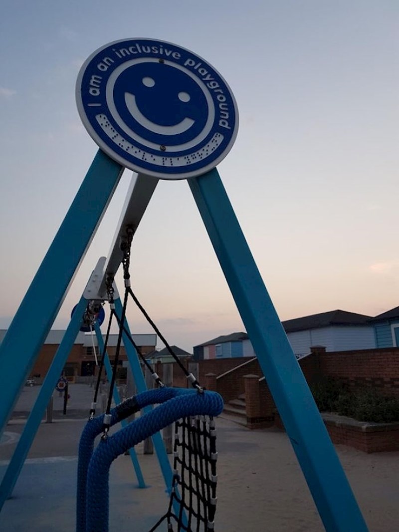 Da, dobro vidite. Poruku za slijepce su postavili gore.