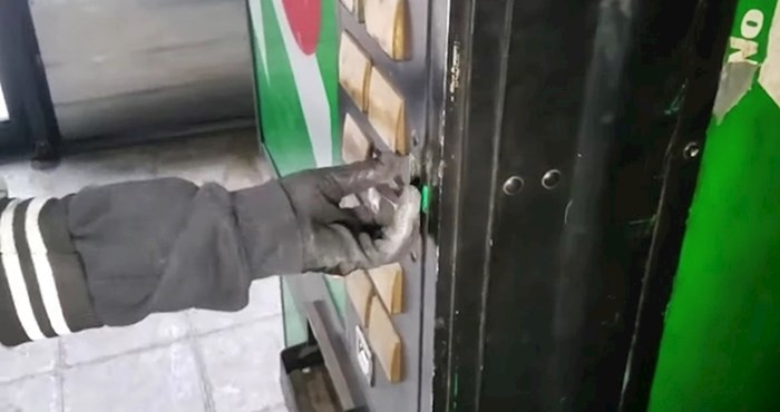 VIDEO Radnik koji se bavi rušenjem zgrada našao je neočekivano iznenađenje kad je otvorio jedan automat