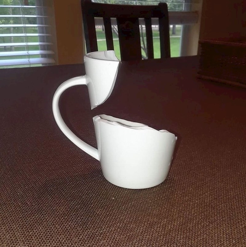 Pogledajte kako se ova šalica razbila: