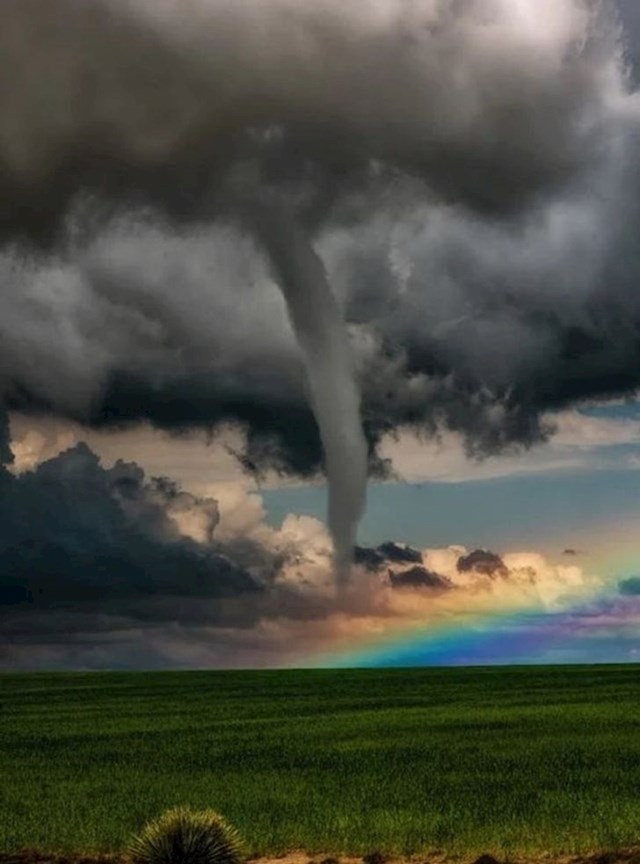 Tornado i duga na istoj fotografiji!
