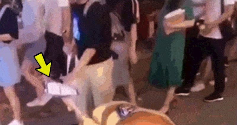 U kostimu je morao dijeliti reklame po gradu, pogledajte što je učinio kad mu je dosadio ovaj posao