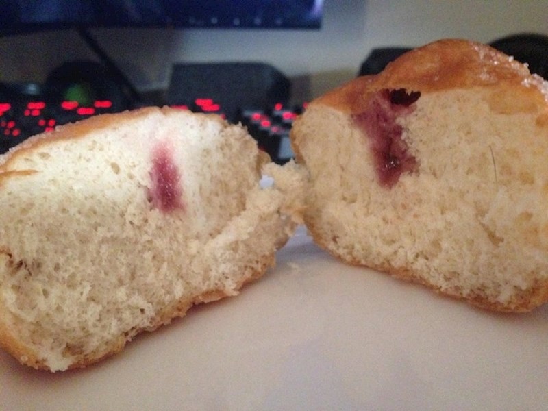 "Kupio sam krafnu s marmeladom."