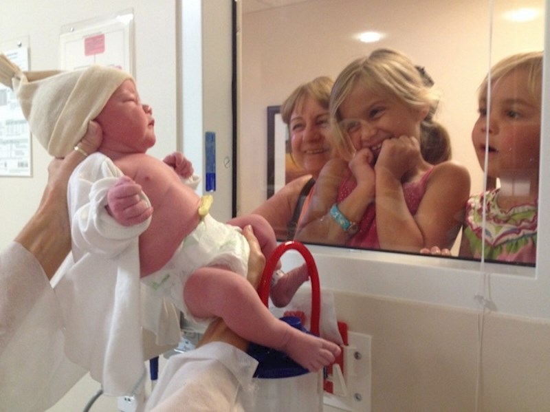 "Moja kćeri su prvi put vidjele svog malog brata."