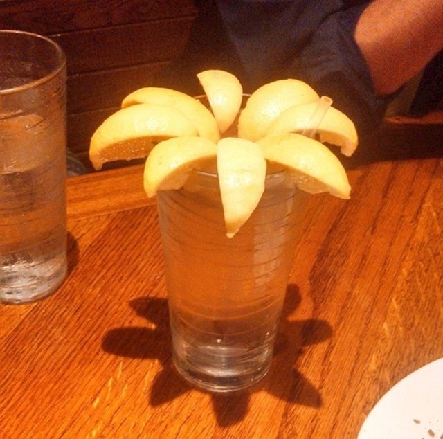 "moj prijatelj je rekao konobaru da se u njegovom piću ne osjeti limun. evo što mu je nakon toga donio."