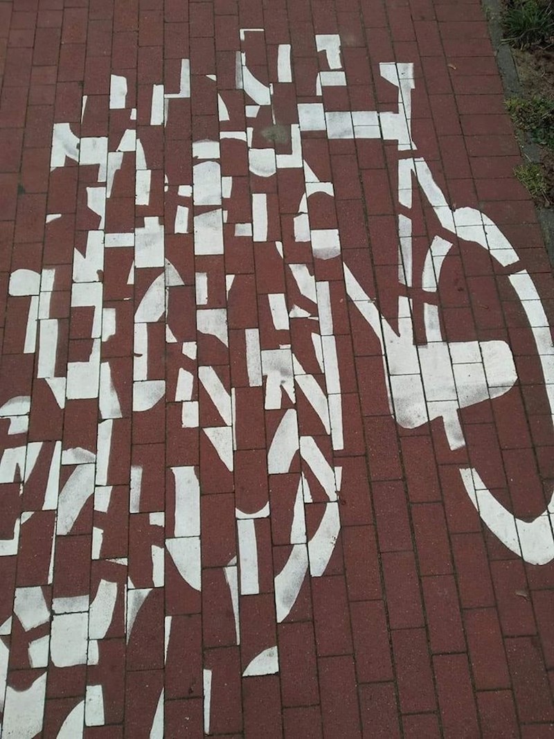 Ovaj radnik je očito namjerno htio naživcirati prolaznike.