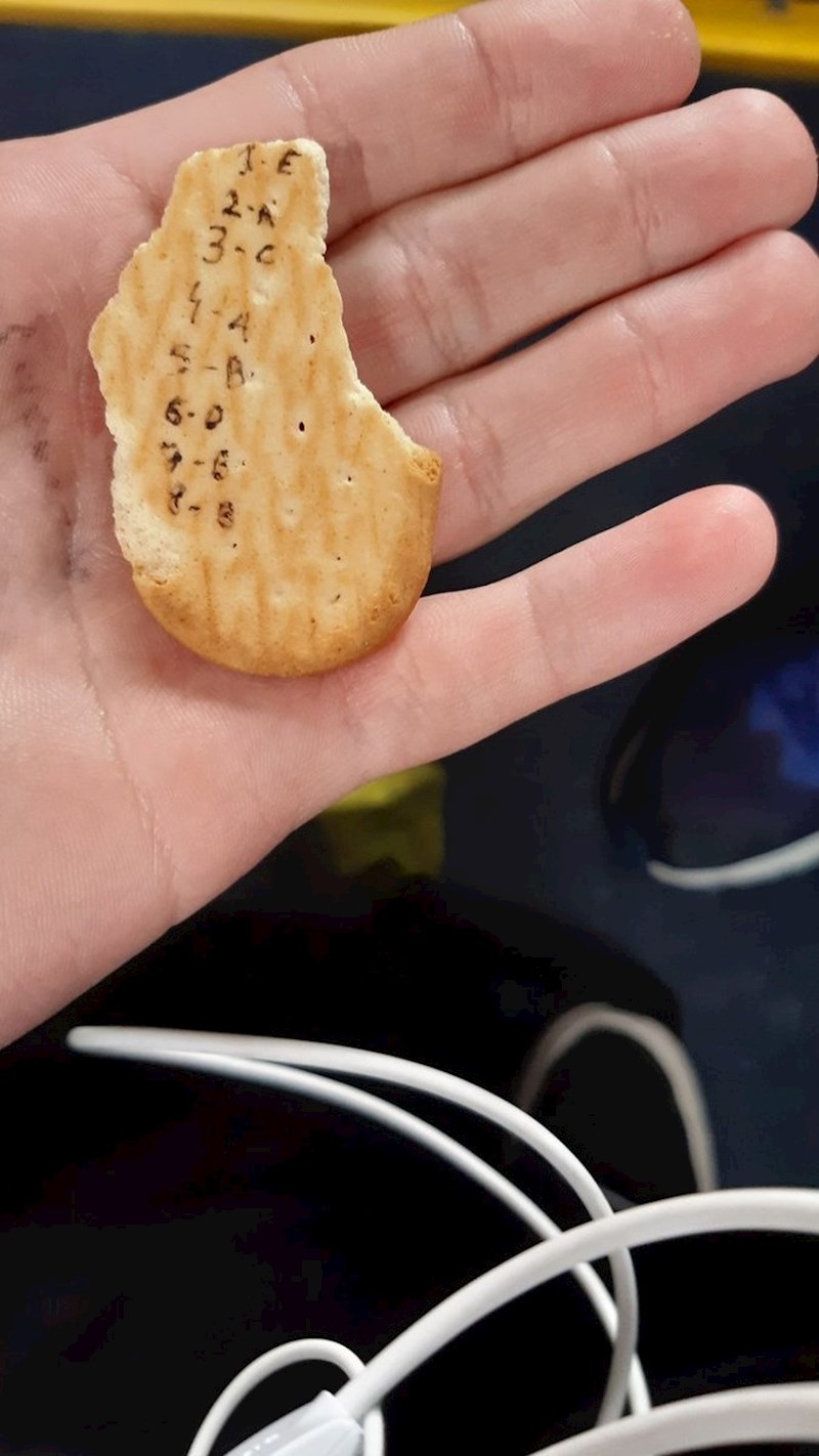 Učenik je točne odgovore prepisao na - kreker!