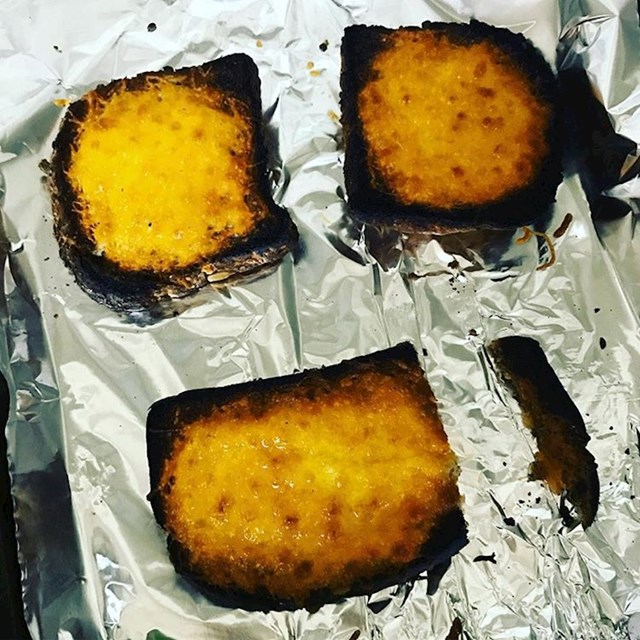 Tost sa sirom se pretvorio u ugljen sa sirom.