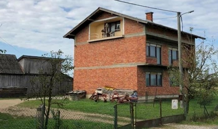Dok je hodao kroz selo, ugledao je čudan prizor: Pogledajte koga vlasnik ove kuće drži na lođi