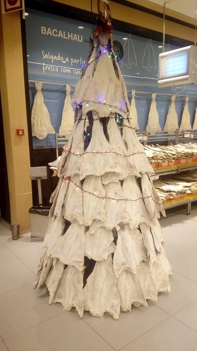 Božićno drvce napravljeno od sušene ribe