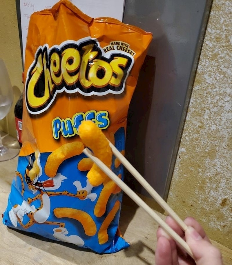 Jedenje pomoću štapića možda nije svakome jednostavno, no kad to naučite, možete jesti bilo šta i ne morate prljati ruke.