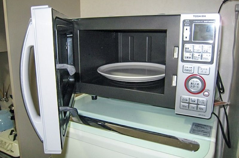 Japanske kuhinje često nemaju klasični štednjak. Umjesto toga koriste mikrovalne ili posebne mini pećnice.