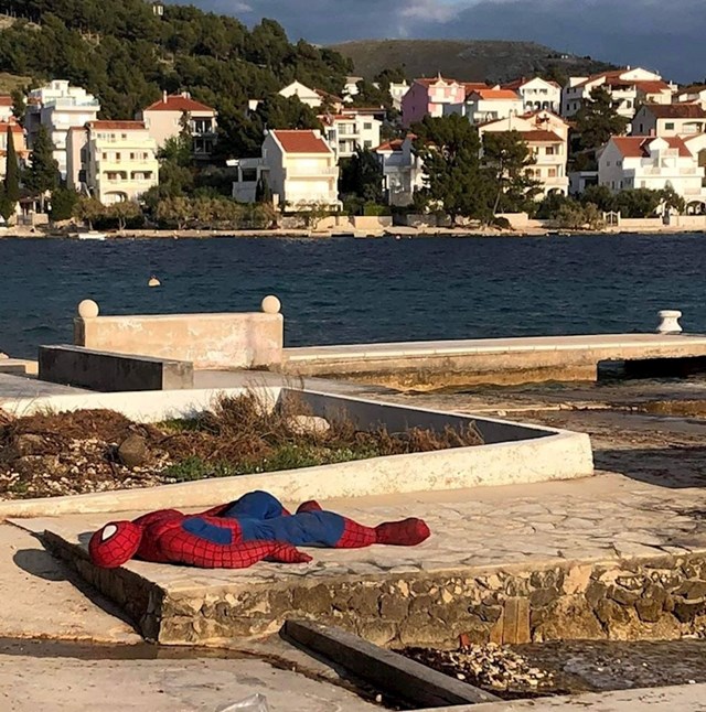 Dalmatinci su kraj mora ugledali prizor koji ih je i zbunio i nasmijao evo što je uslikao jedan prolaznik: