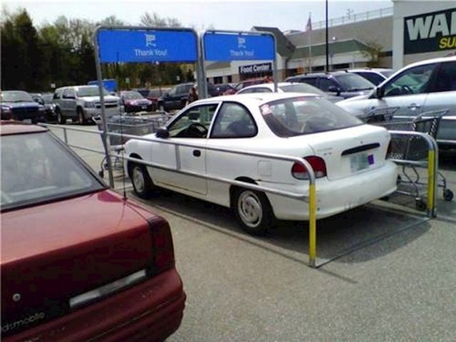 Netko ja našao "slobodno mjesto" na parkingu ispred supermarketa...