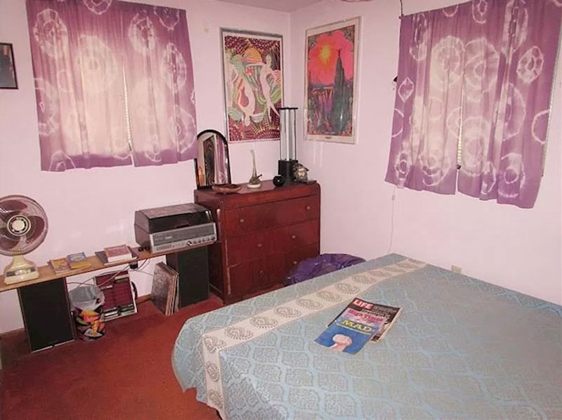 Ova spavaća soba jedna je od rijetkih prostorija koje izgledaju donekle normalno...