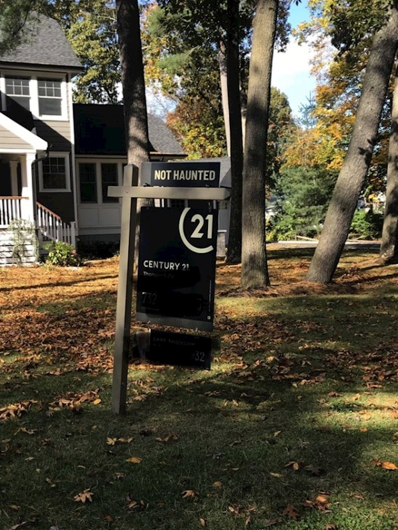 "U prolazu sam naišao na kuću koja se prodaje, ispred je imala ploču na kojoj piše da nije ukleta."