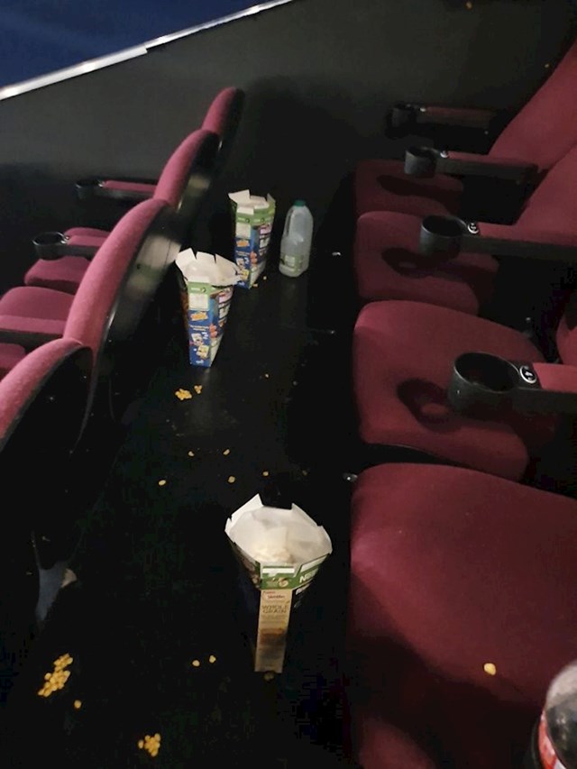 Grupa mladih ljudi je sebi u kinu pravila pahuljice s mlijekom. Sve su ostavili za sobom, radnici su naravno sve morali očistiti.