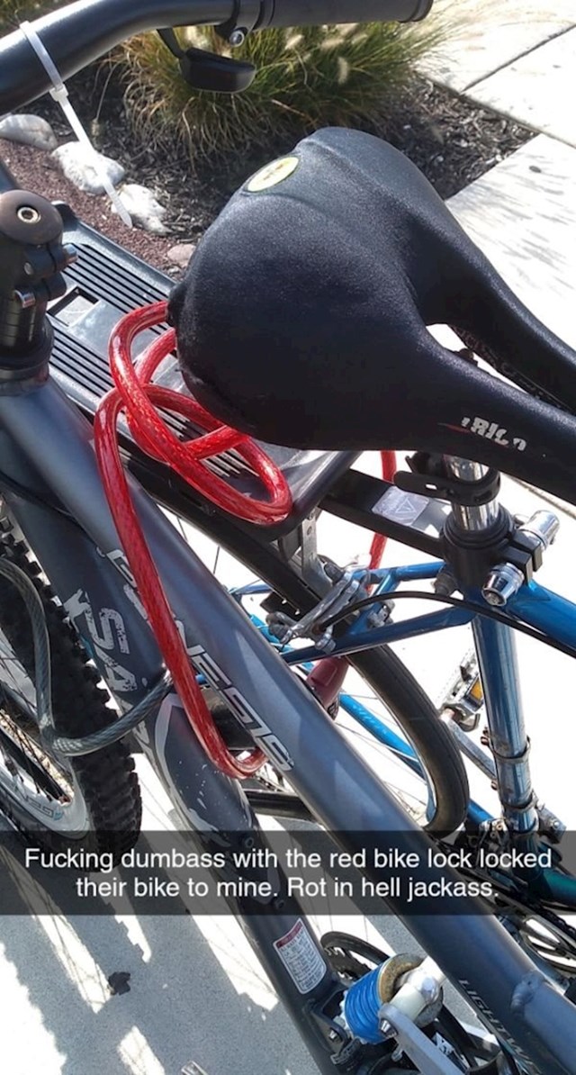 Netko je zaključavao svoj bicikl, no slučajno je zaključao i tuđi...