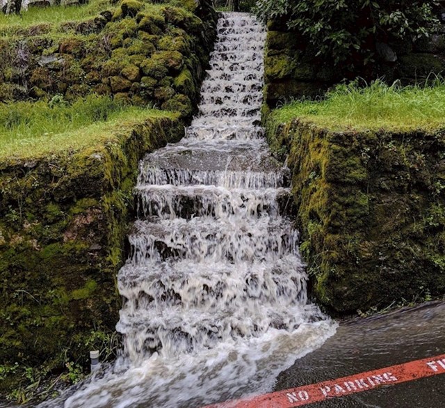 Ove stepenice su se zbog obilne kiše pretvorile u vodopad.
