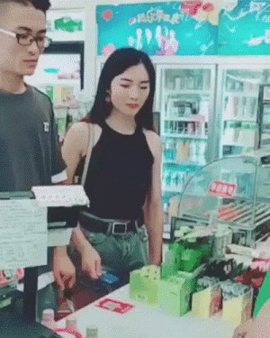 Par išao u shopping, djevojka ostala šokirana kad je vidjela što joj je blagajnik učinio