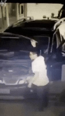 Čovjek nikako nije mogao shvatiti zbog čega ne može zatvoriti haubu, a onda je uočio problem...