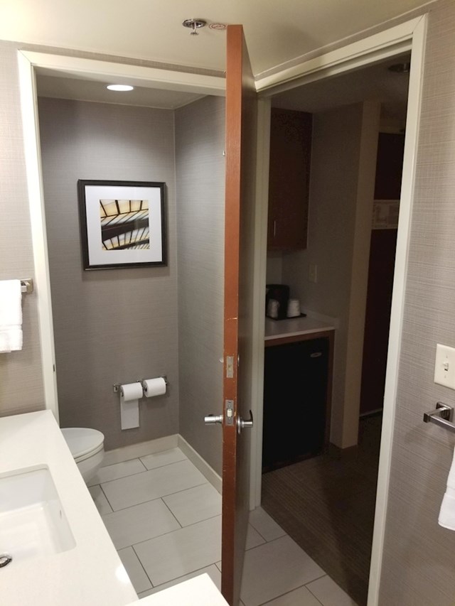 "Ova vrata u hotelskoj sobi mogu zatvoriti ili WC ili sobu."