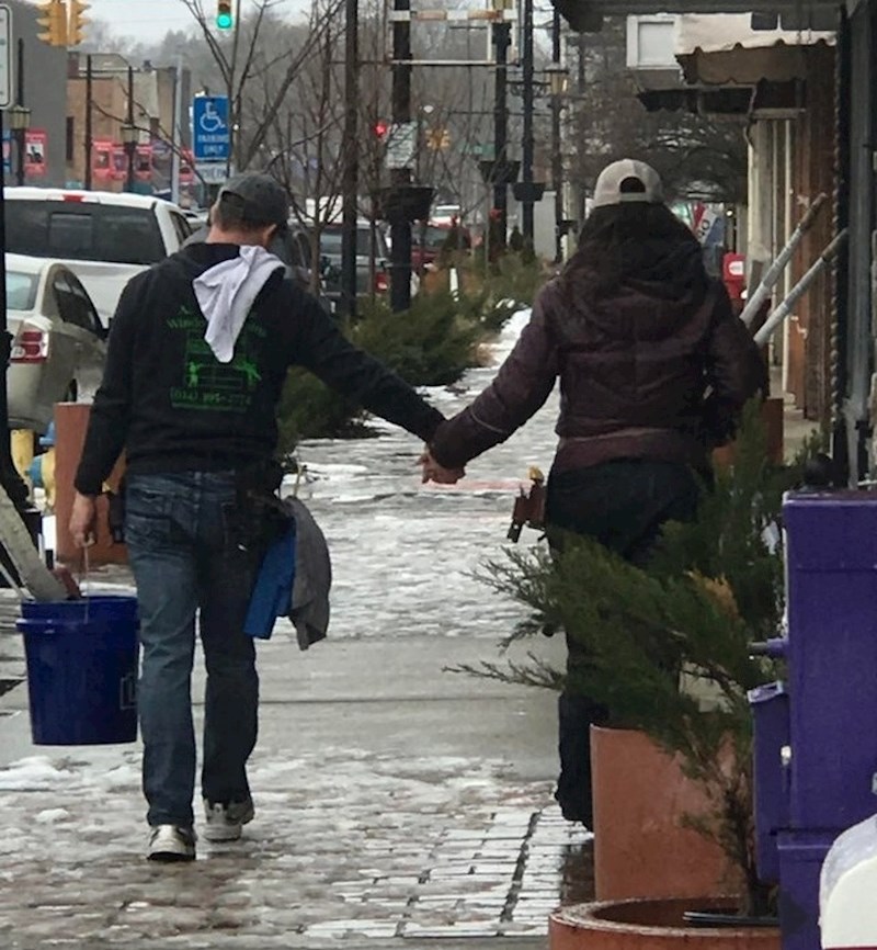 Ovaj bračni par se zajedno bavi čišćenjem stakala izloga raznih dućana u gradu. Netko ih je slikao kako se nakon napornog dana drže za rukice.