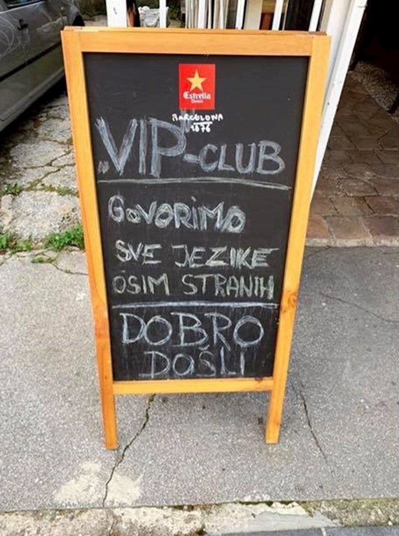 Postavili su ploču ispred ulaza u restoran i nasmijali prolaznike, hvalili su se na čudan način