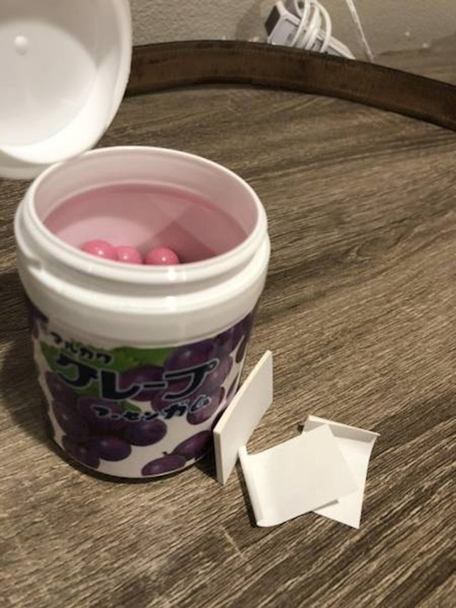 Ova kutija sa žvakaćim gumama ima i male listiće u koje možete ispljunuti istrošene žvake.