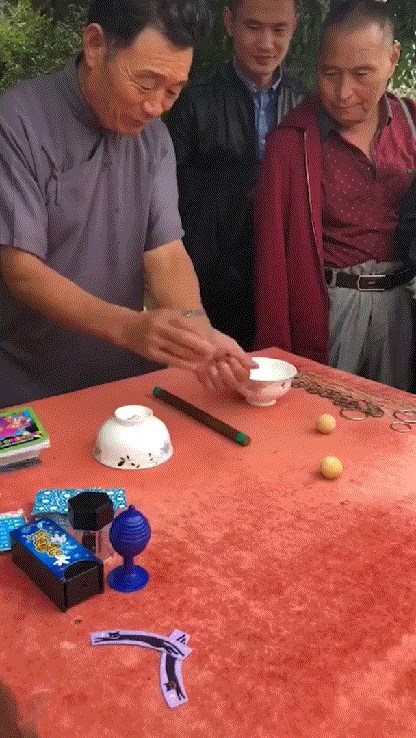 Stariji muškarac je okupio ekipu i izveo mađioničarski trik koji nećete moći tako lako objasniti