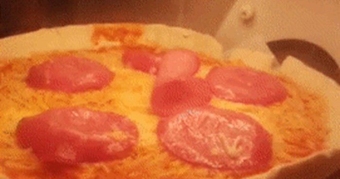 Pekli su kupovnu pizzu pa primijetili nešto čudno u pećnici