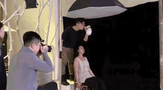 Fotografi su ženi puhnuli dim u lice, razlog je zapravo genijalan