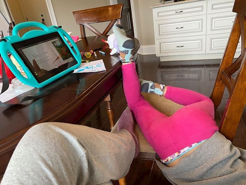 Odustala je. Gledanje videa na tabletu joj nije više bilo zanimljivo.