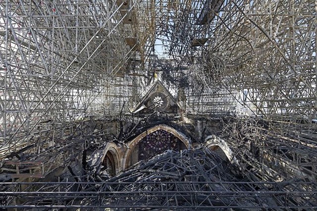 Ovako trenutno izgleda krov katedrale Notre-Dame u Parizu.