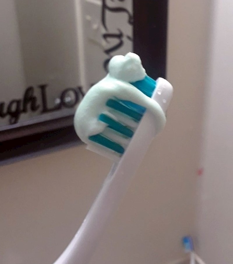 Pasta za zube izgleda kao majmun koji se drži za četkicu.