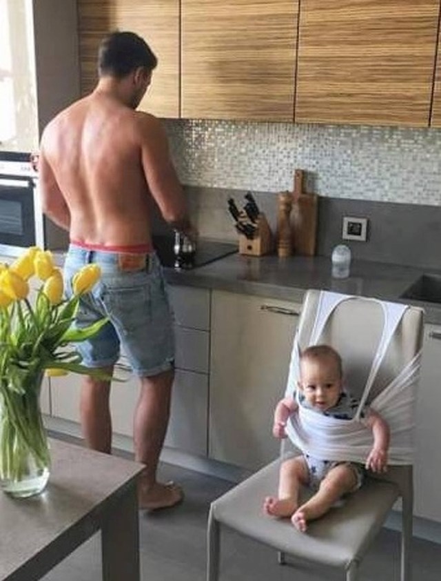 Ovaj tata zna kako istovremeno čuvati bebu i pripremati joj mlijeko.