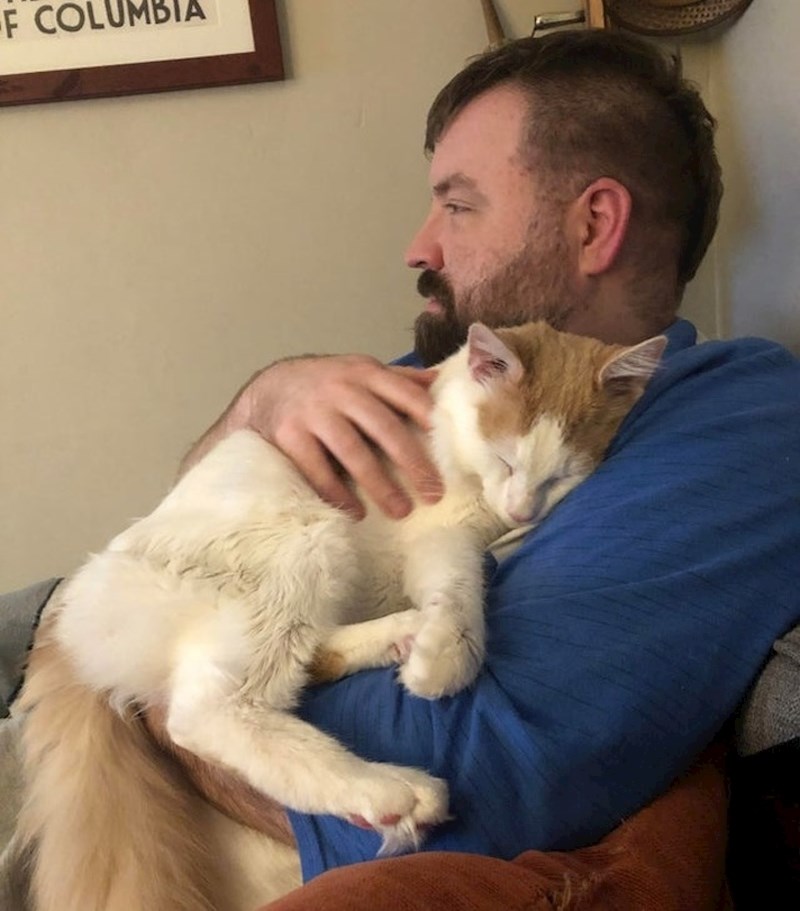 "Naš mačak misli da je i dalje beba. Nadam se da nikad neće shvatiti da je odrastao..."