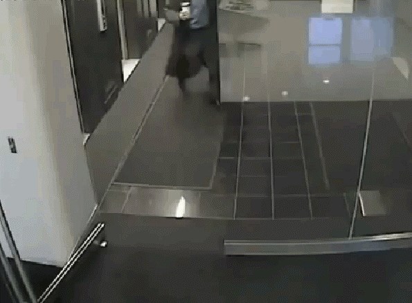 Snimka nadzorne kamere dokazuje da je ova čistačica zaista zaslužila svoju plaću